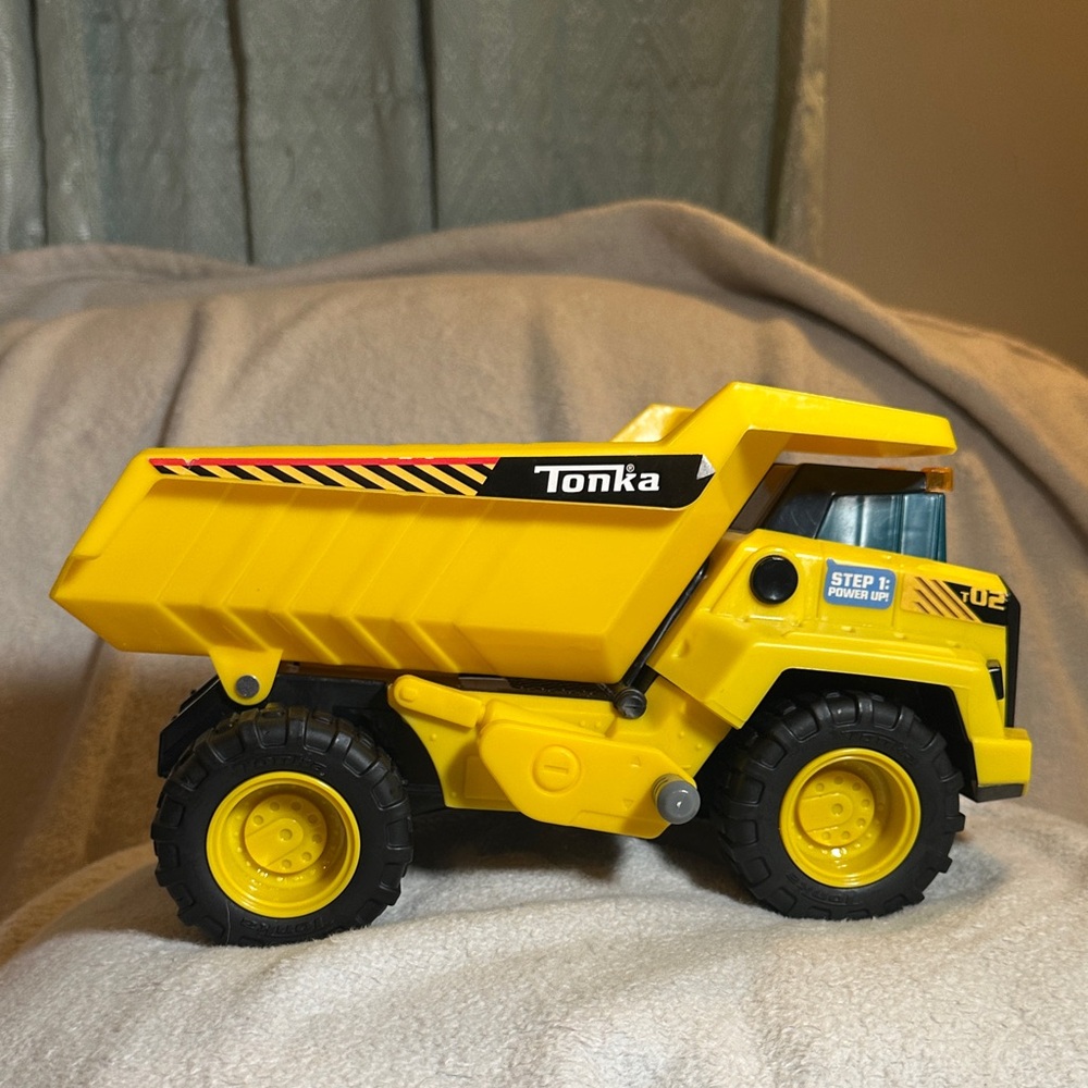 Tonka Yellow Plastic Construction Dump Truck Lights up